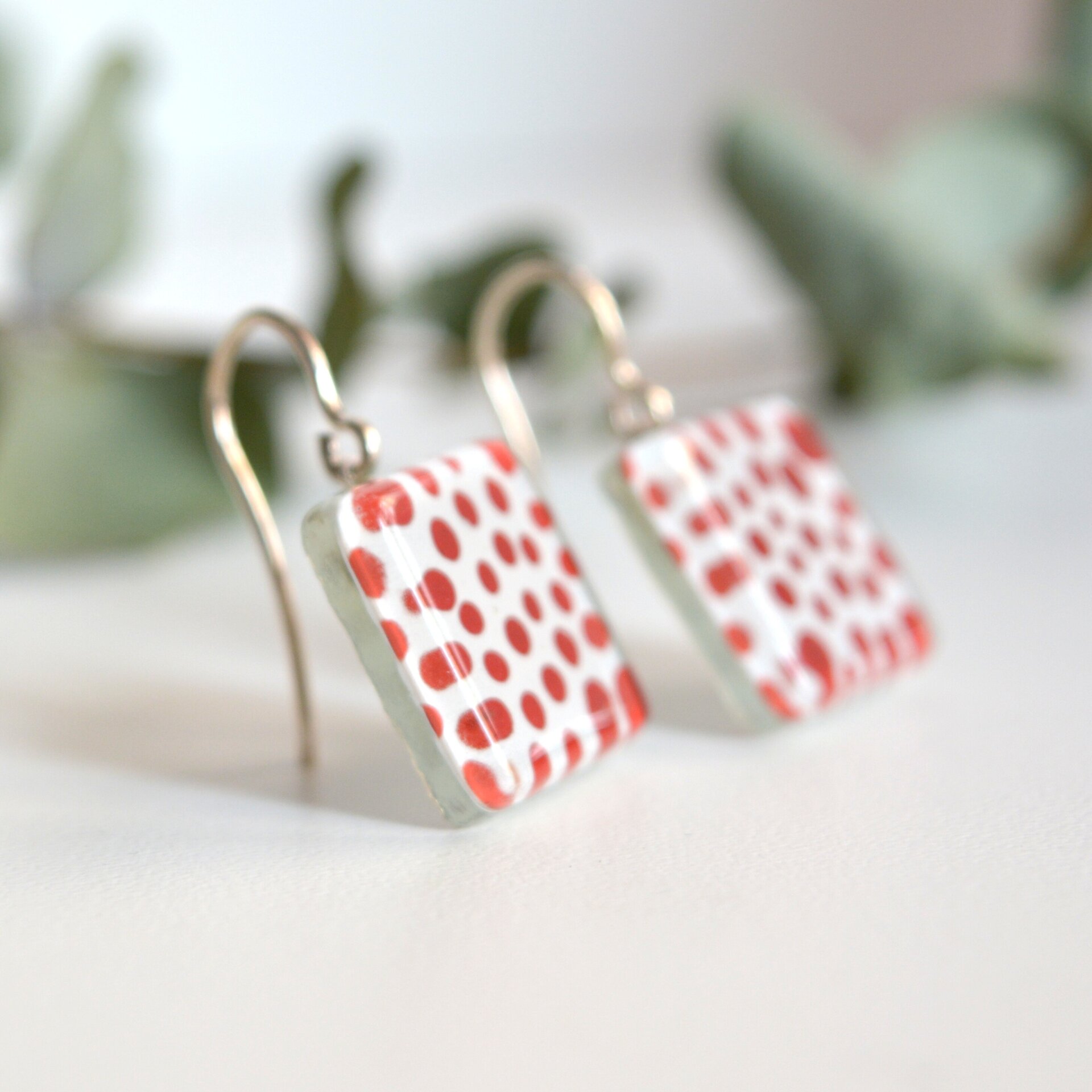 Pendientes colgantes con lunares rojos, vidrio y plata de ley - 4