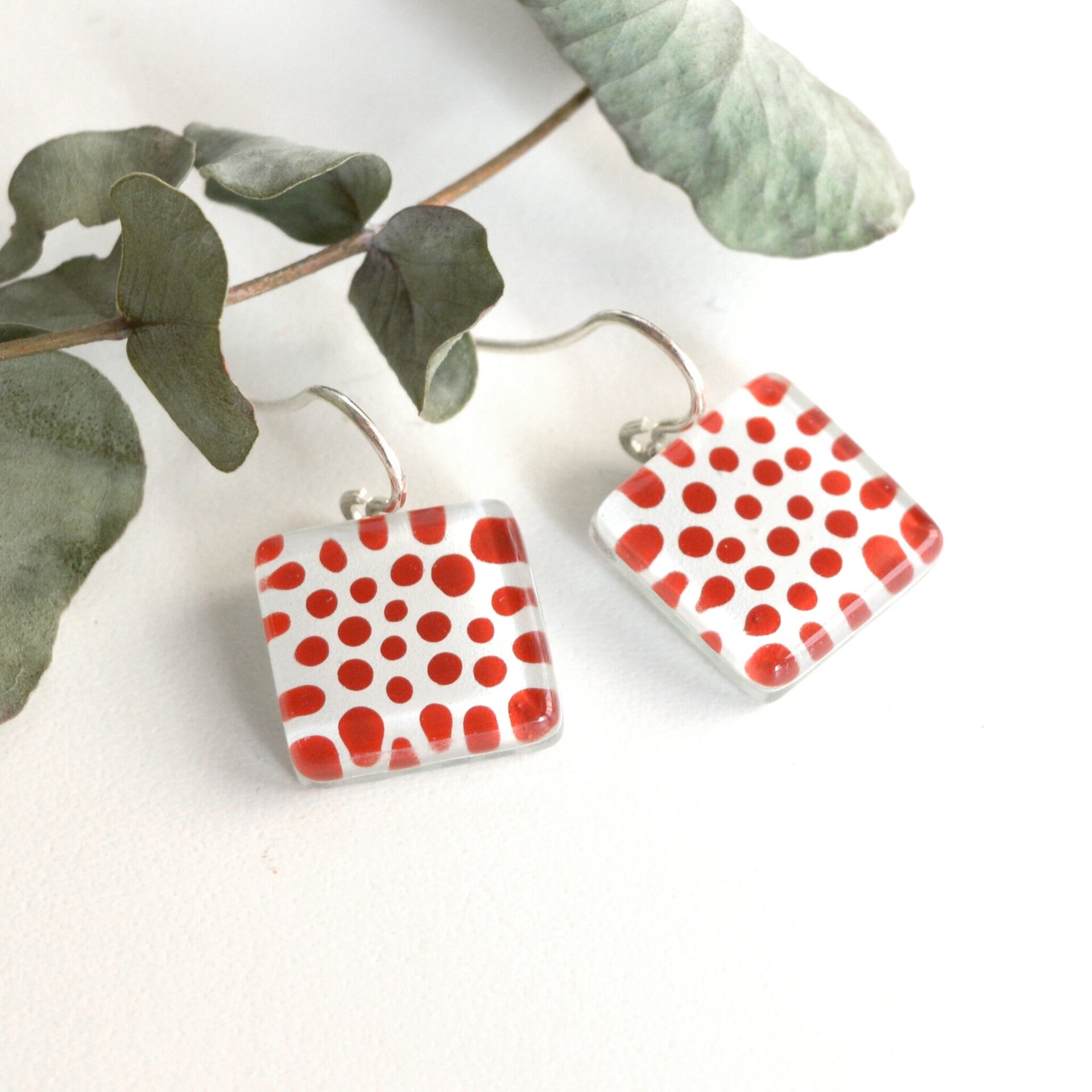 Pendientes colgantes con lunares rojos, vidrio y plata de ley - 3