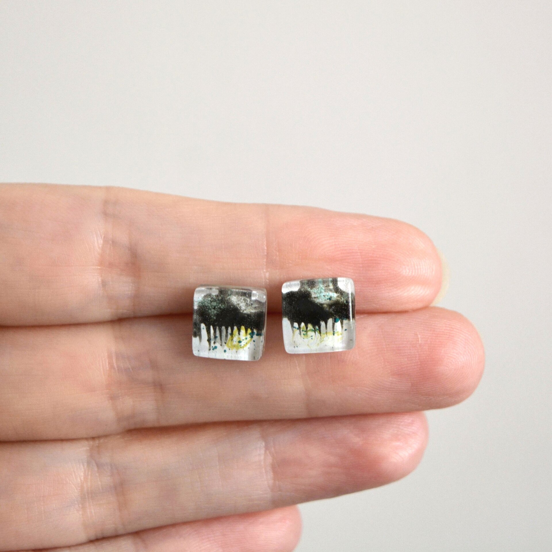 Pendientes pequeños con nube negra, Joyas únicas de cristal ecológico - 4