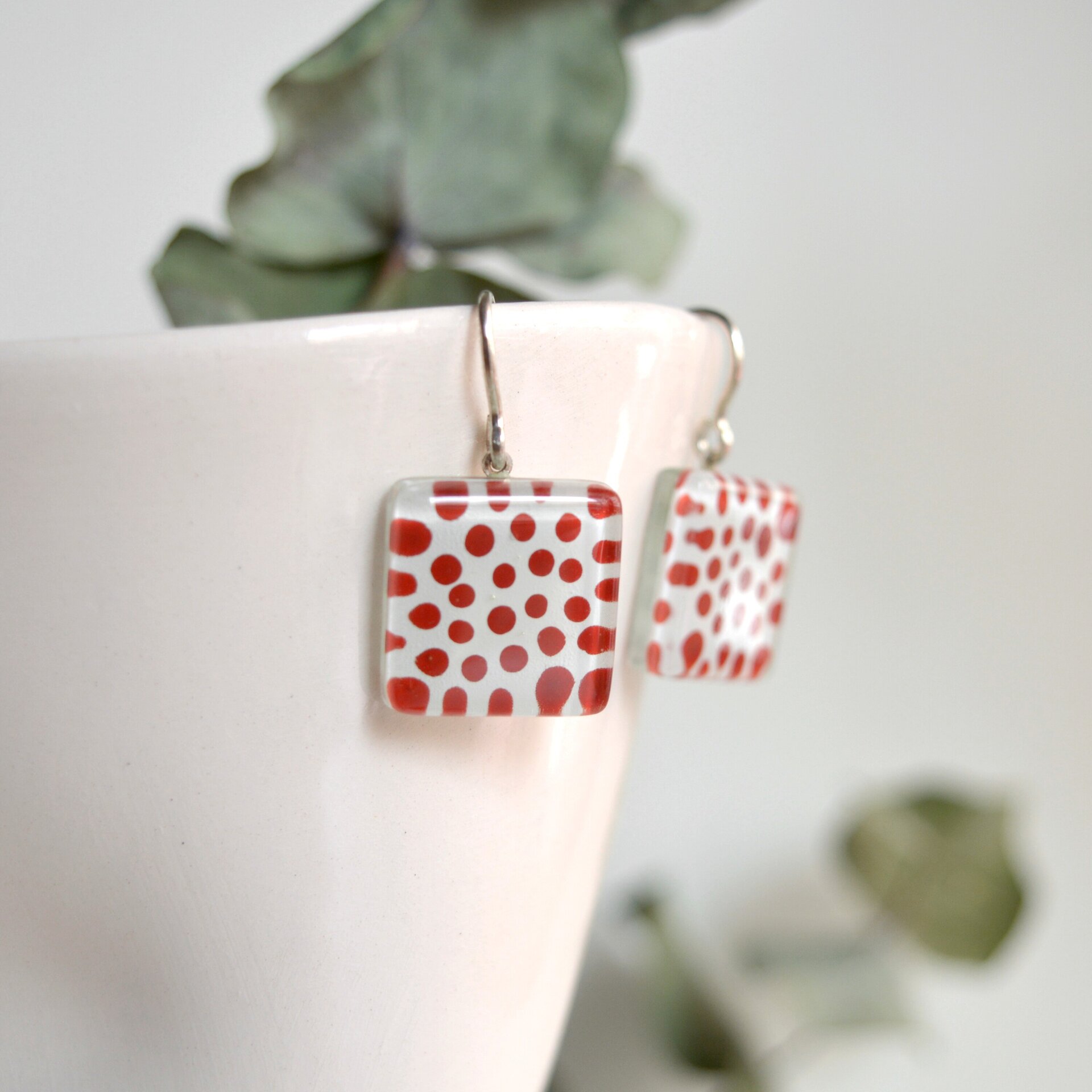 Pendientes colgantes con lunares rojos, vidrio y plata de ley - 2