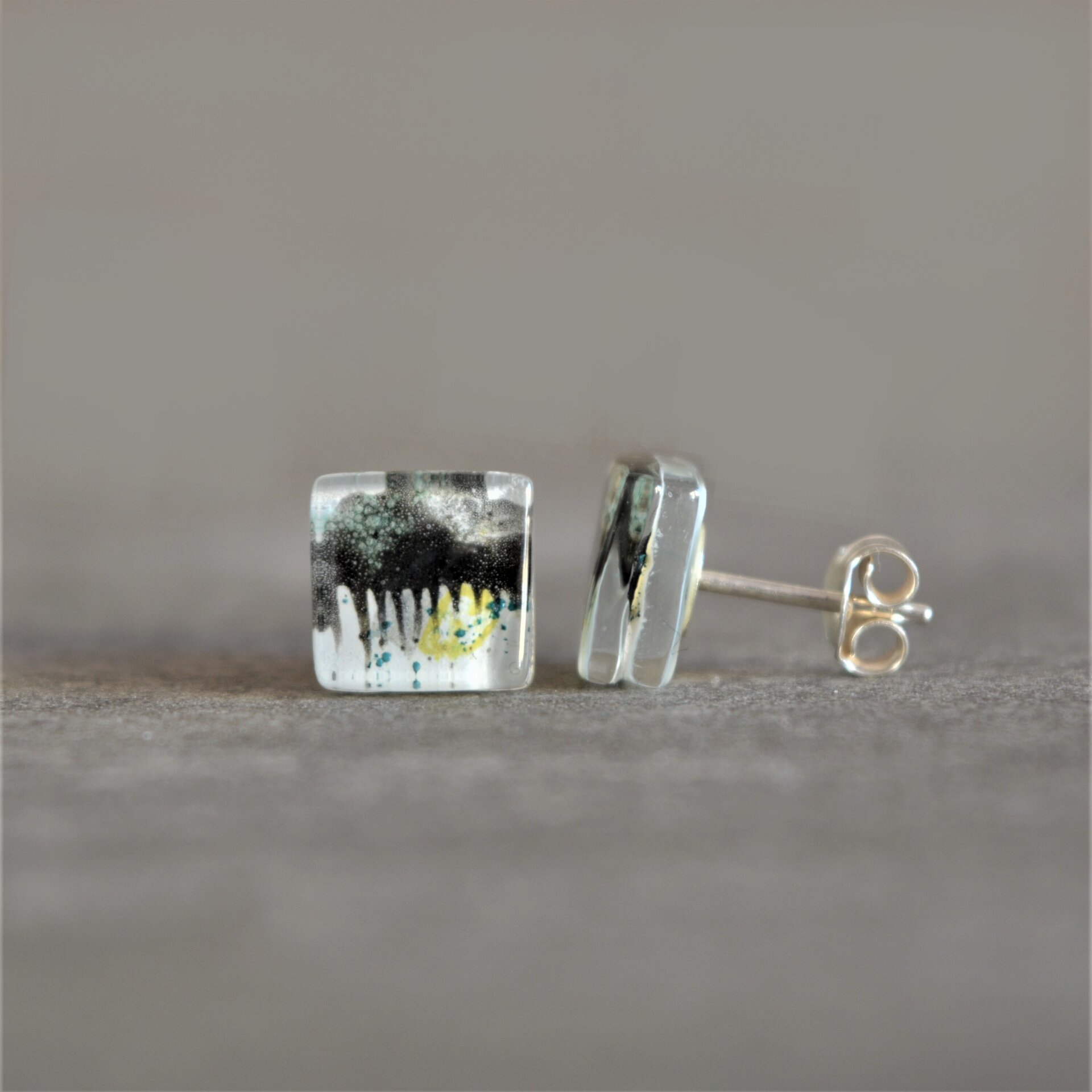 Pendientes pequeños con nube negra, Joyas únicas de cristal ecológico - 3