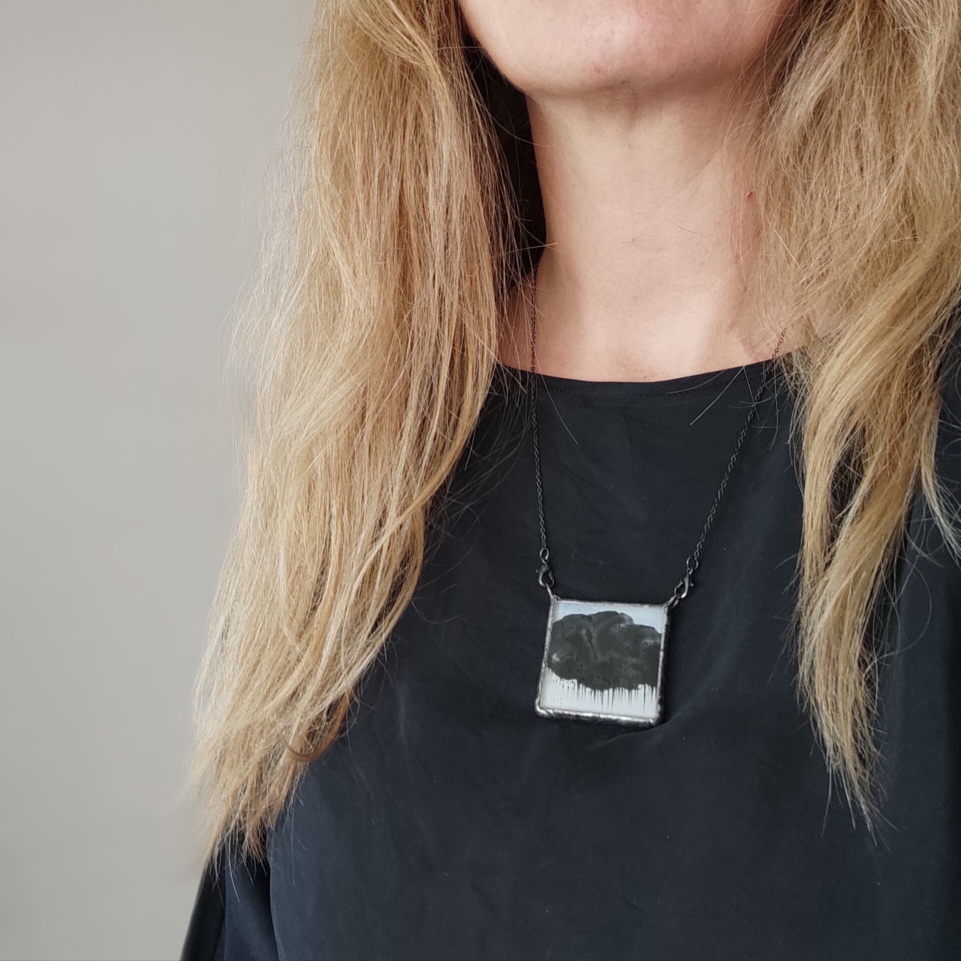 Colgante con nube de tormenta, Arte para vestir pintado a mano, Joyas únicas - 5