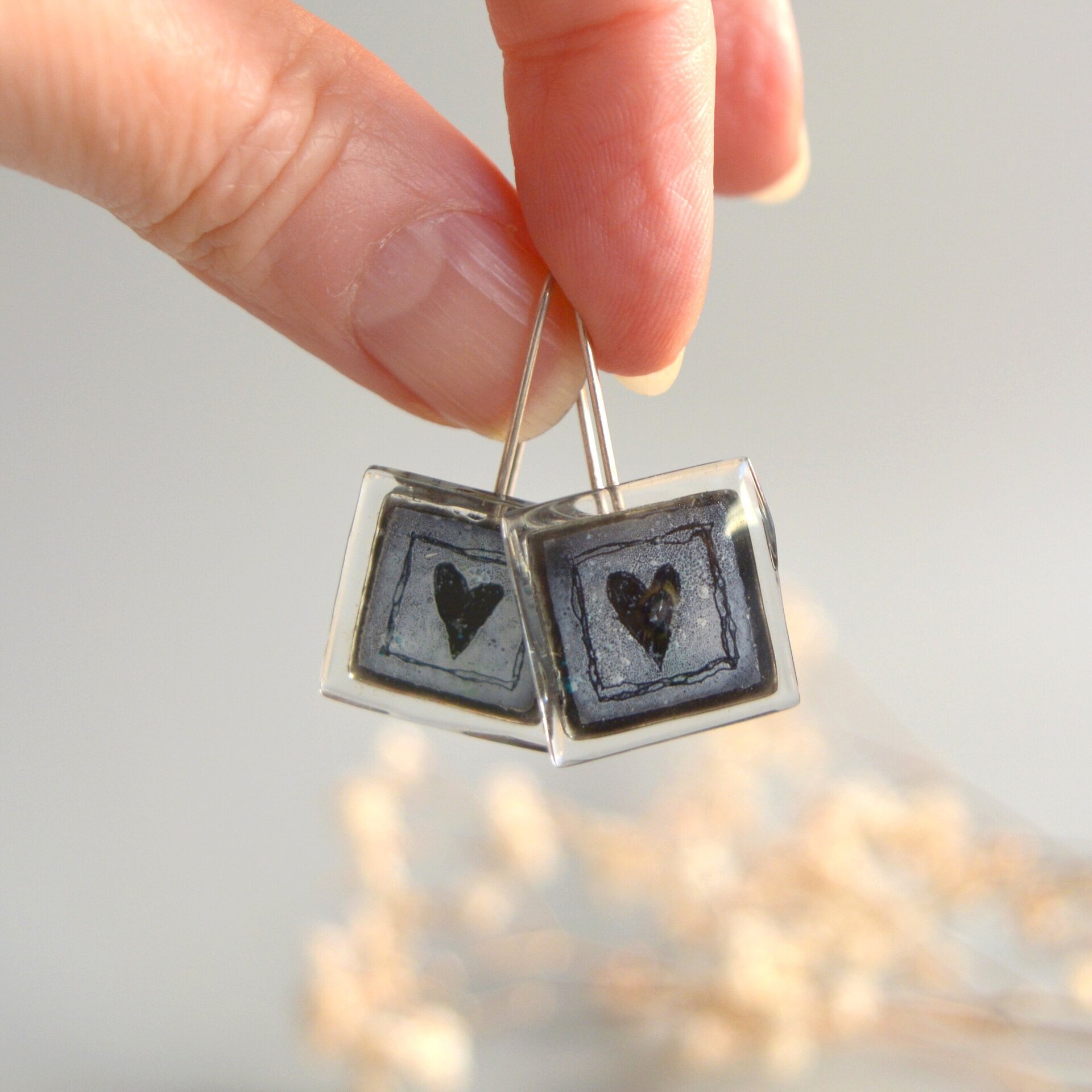Pendientes Corazón negro de vidrio y plata de ley, Diseño cuadrado, Joyas únicas - 3