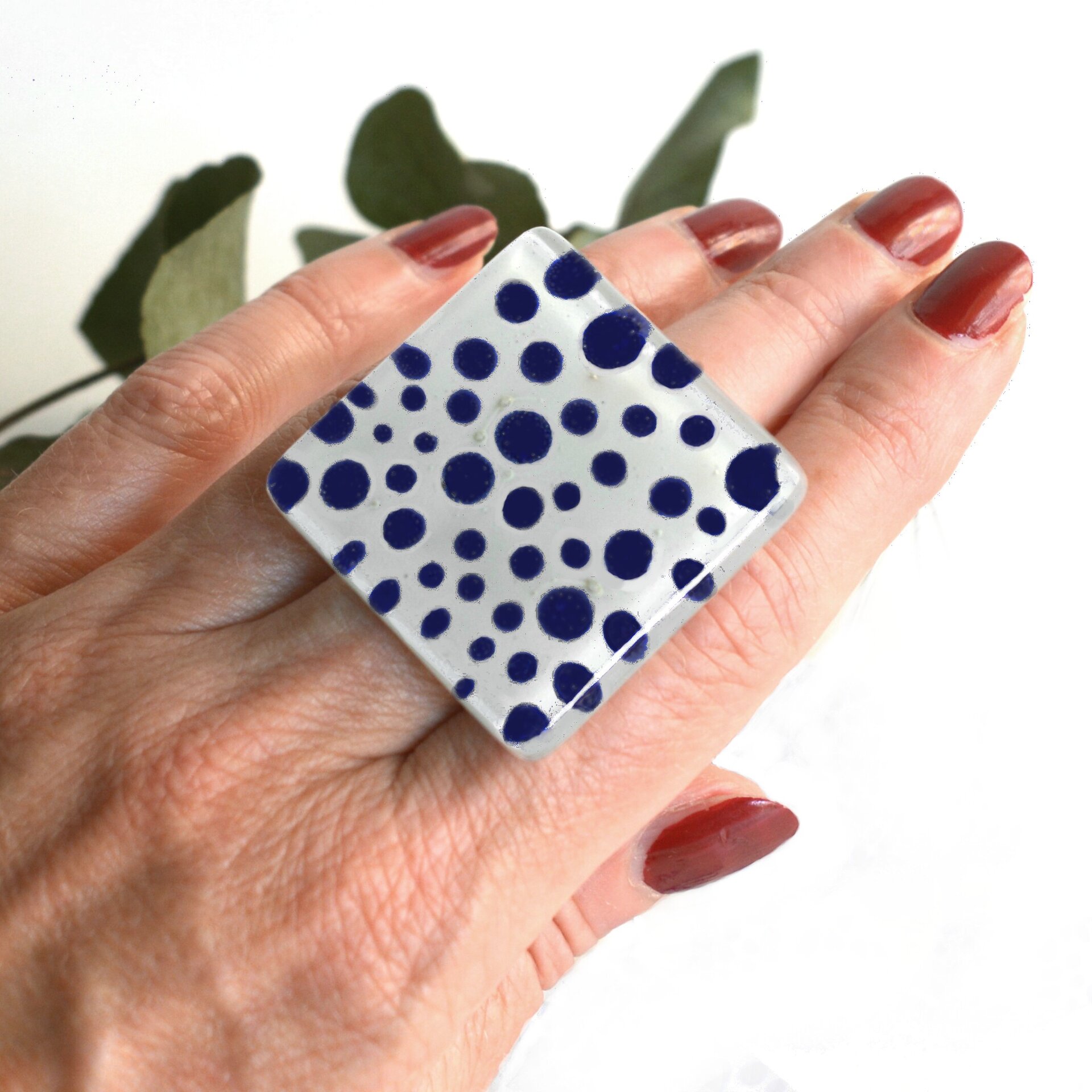 Anillo grande Lunares azules, Talla ajustable, Diseño cuadrado - 4