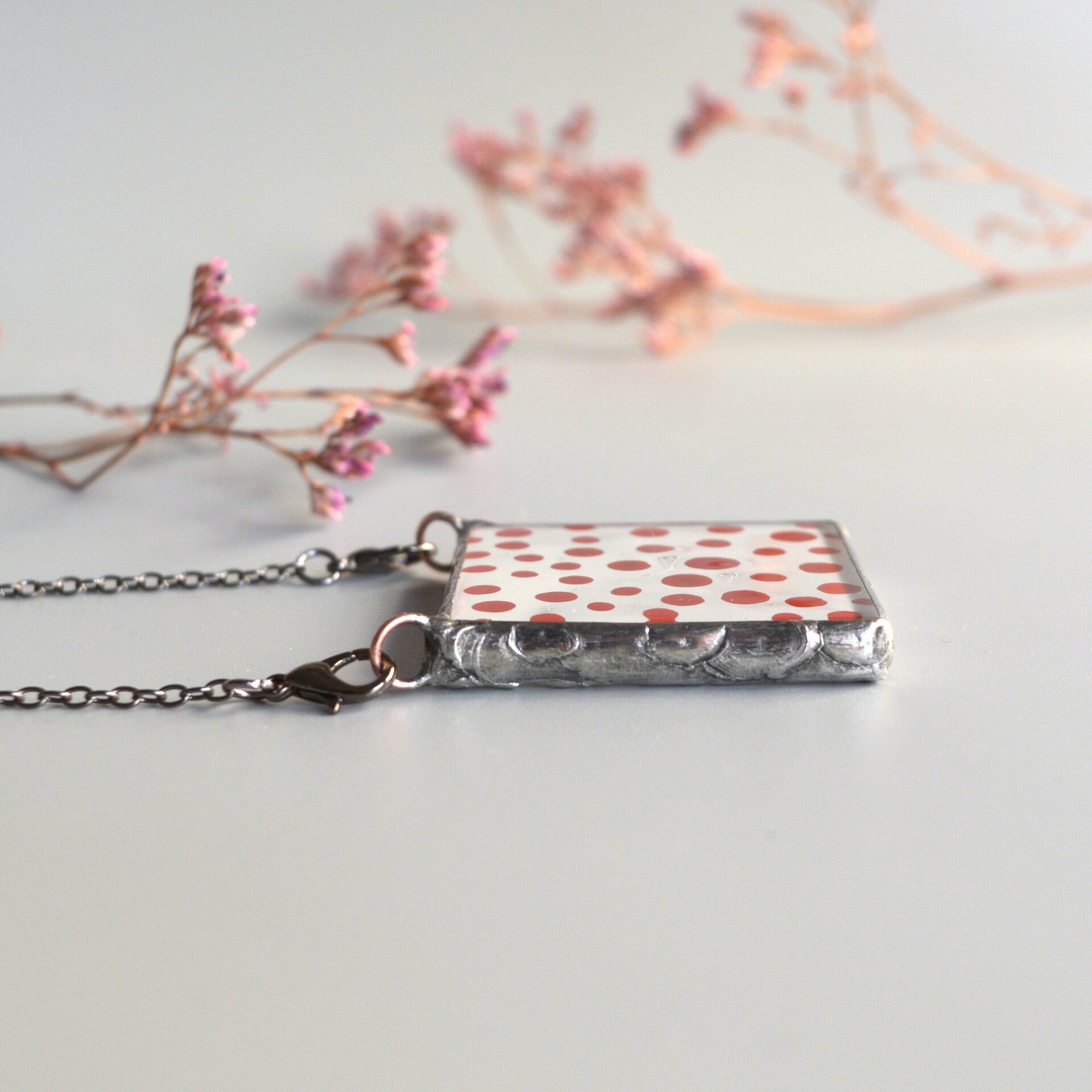 Colgante Lunares rojos con cadena. Joyas creativas de vidrio artesanal - 3