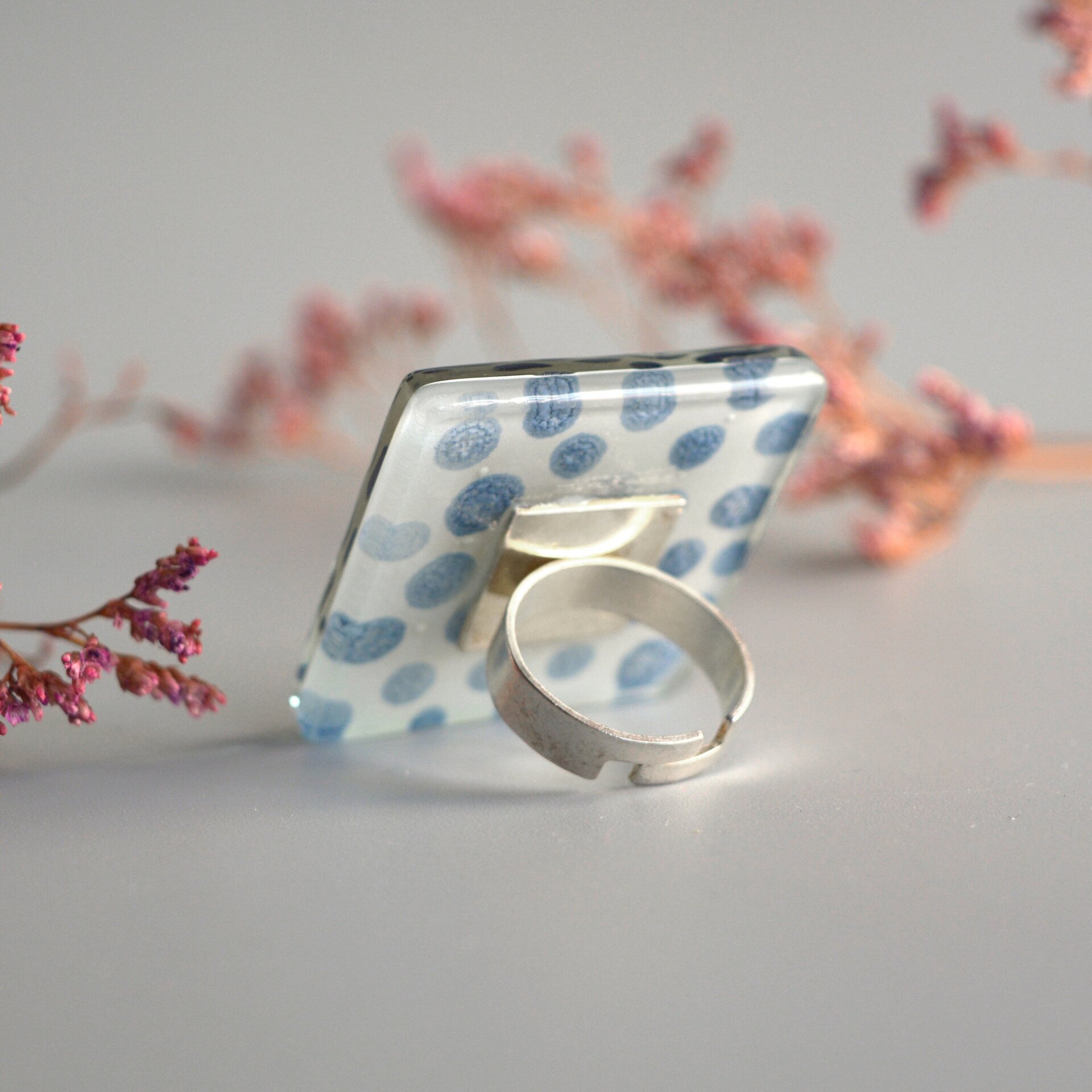 Anillo grande Lunares azules, Talla ajustable, Diseño cuadrado - 3