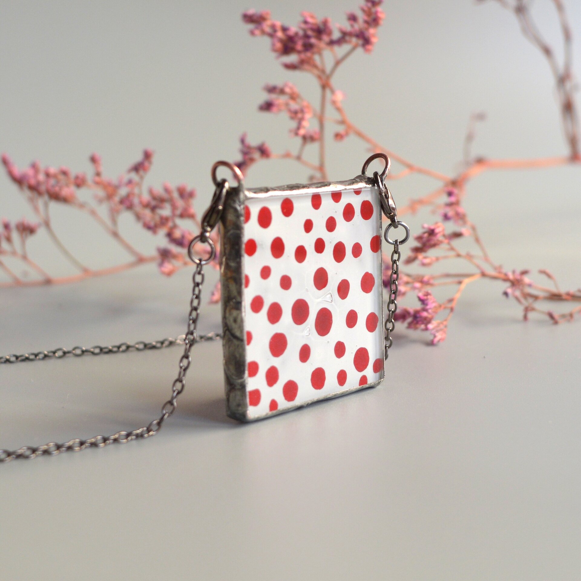 Colgante Lunares rojos con cadena. Joyas creativas de vidrio artesanal - 5