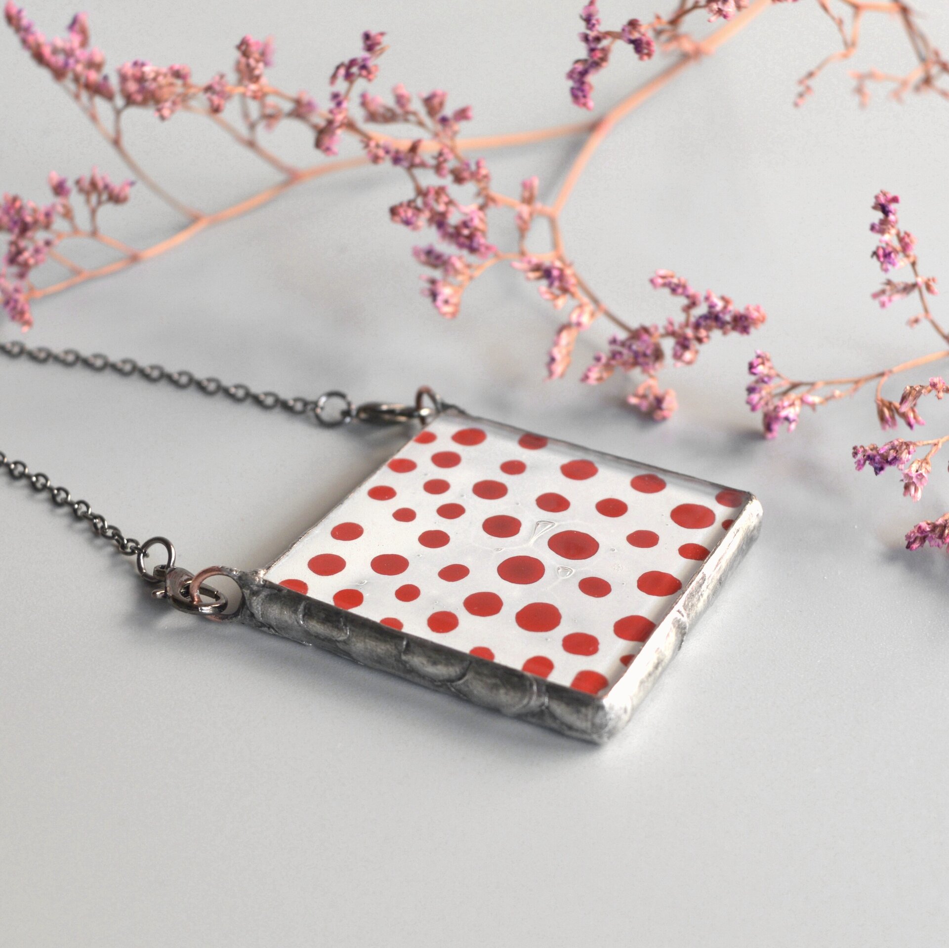 Colgante Lunares rojos con cadena. Joyas creativas de vidrio artesanal - 4