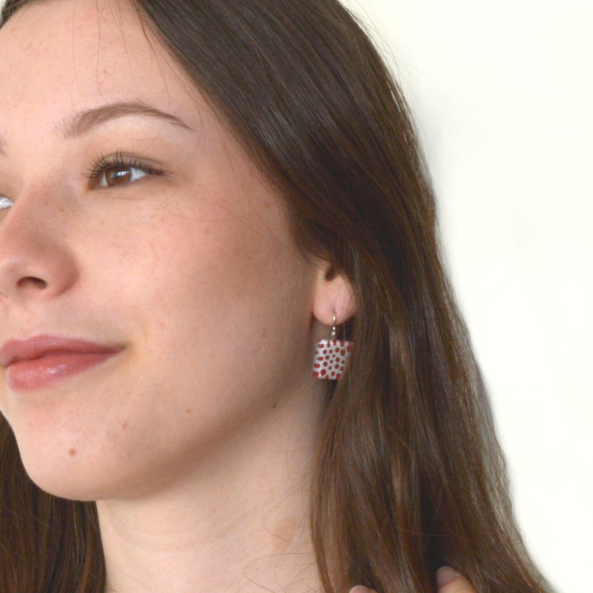Pendientes colgantes con lunares rojos, vidrio y plata de ley - 5