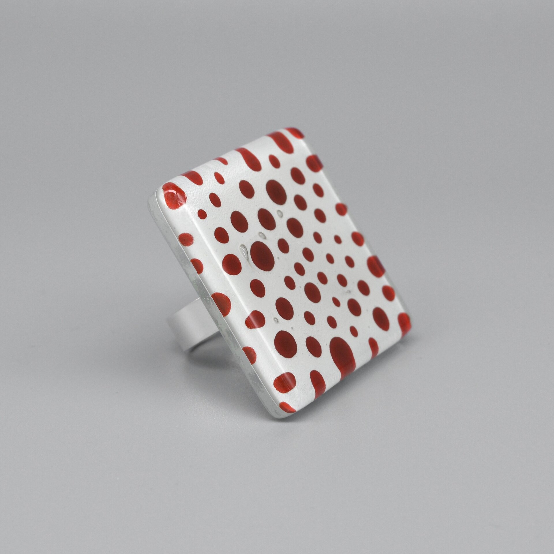Anillo grande Lunares rojos, Talla ajustable, Diseño cuadrado - 3